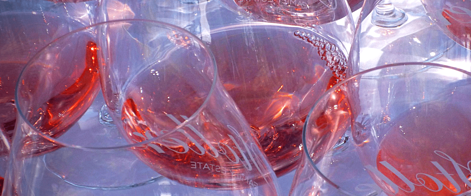 Qual o vinho que pode ser um blend de uvas tintas e brancas?